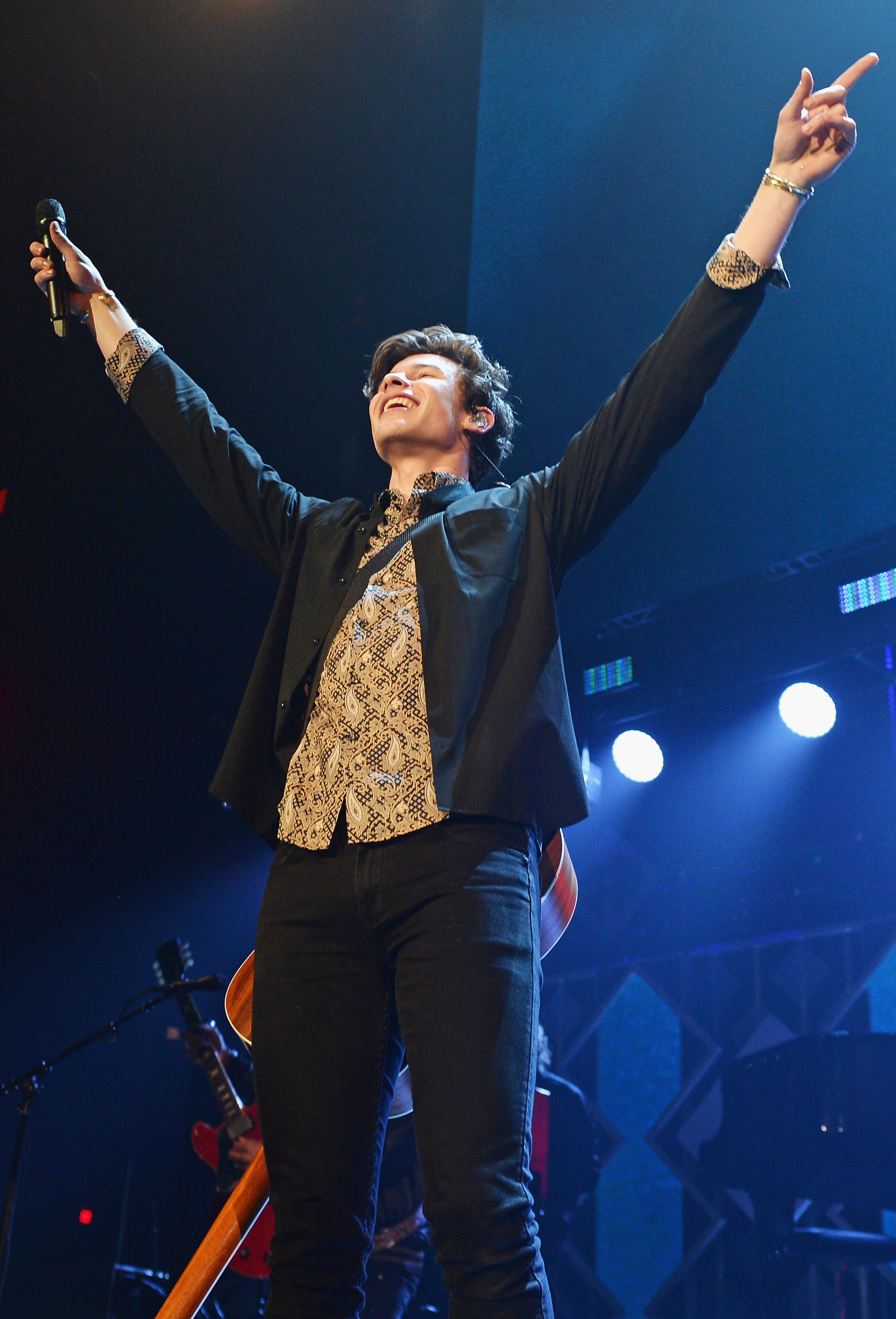 Shawn Mendes Dominates Jingle Ball Chicago - Stage Right Secrets