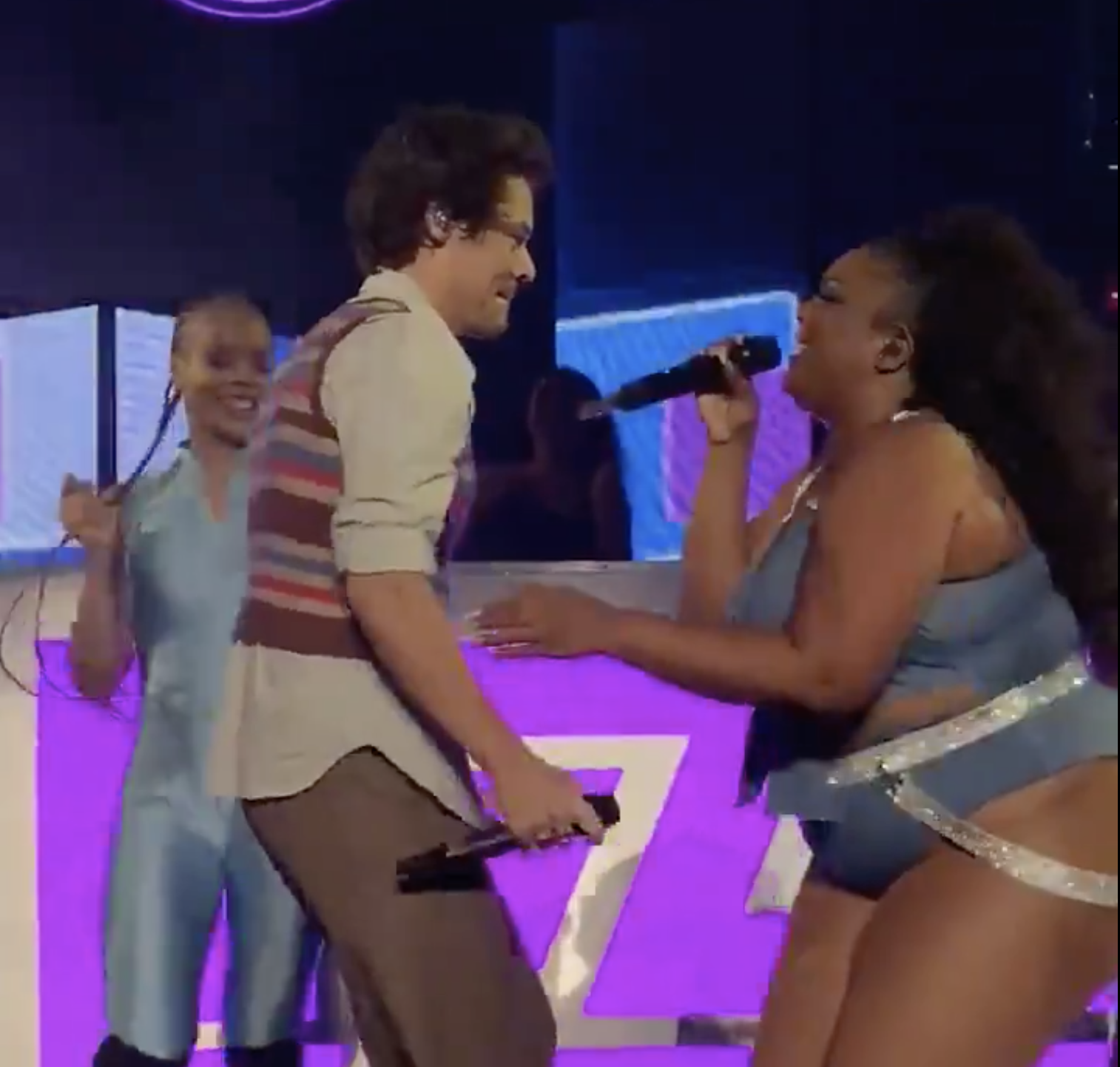 Lizzo Brings Out Harry Styles During Concert For Juice Collab Stage Right Secrets
